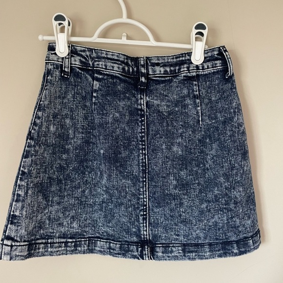 Forever 21 Dark Blue Denim Mini Skirt NWOT size SMALL - Picture 2 of 3